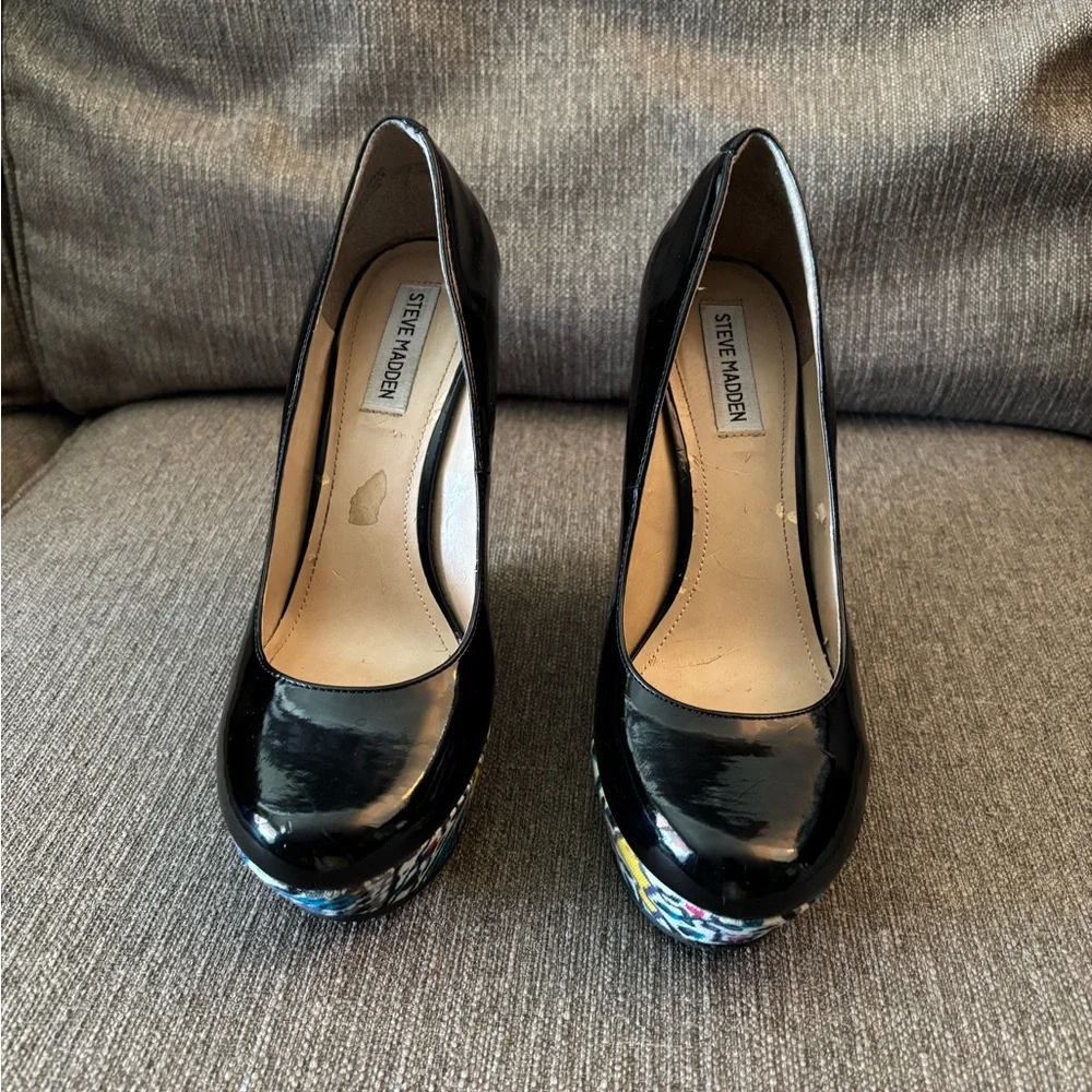 Steve Madden Black Wedges with Multicolor Pattern, Size 10 - Picture 4 of 9